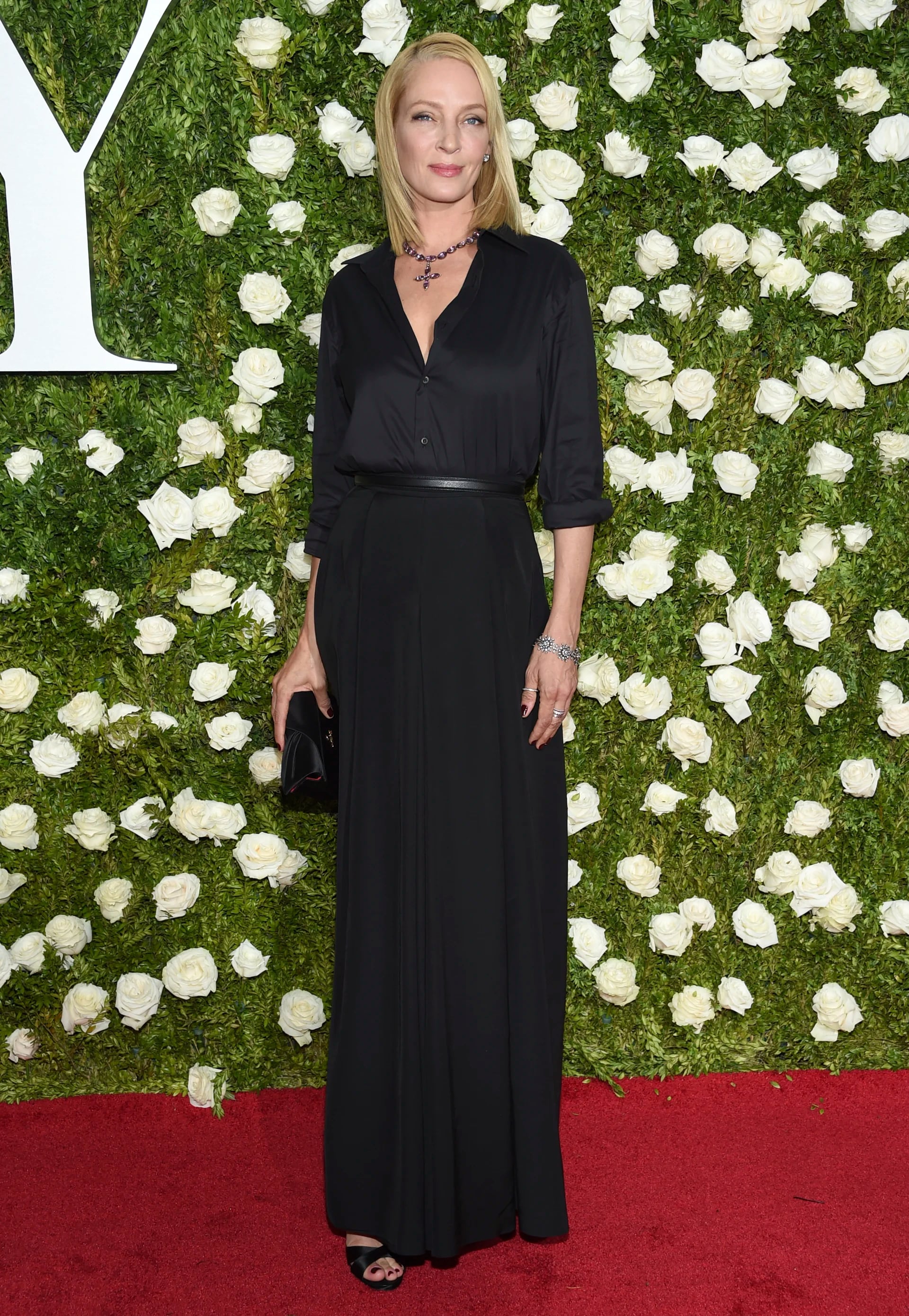 La mítica Uma Thurman eligió para la red carpet un look total black de pollera y camisa