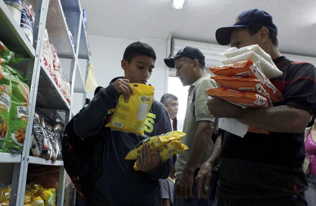 Los venezolanos cruzaron la frontera en busca de productos básicos (Reuters)