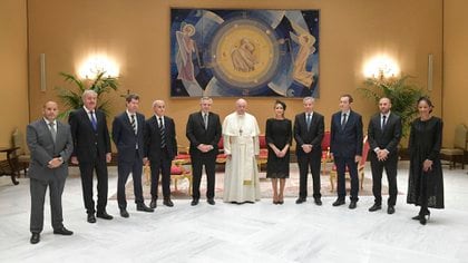 El Papa Francisco junto a Alberto Fernández y el resto de la comitiva argentina en el Vaticano (AFP) 