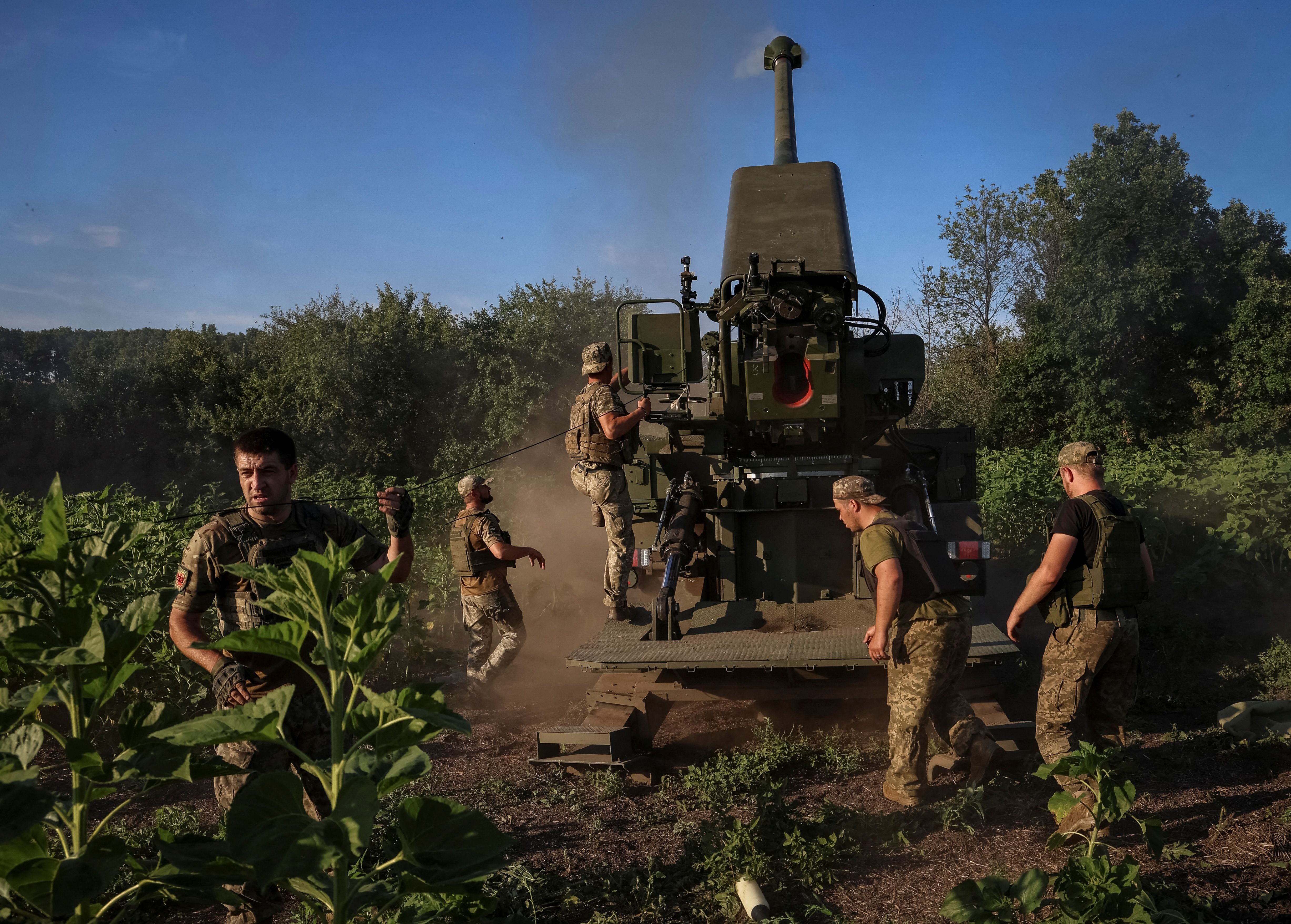 Soldados ucranianos alistan un obús autopropulsado en el este del país (REUTERS/Oleksandr Ratushniak)