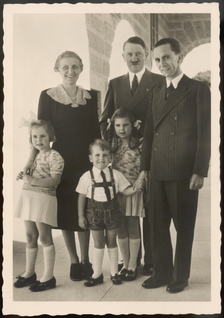 Hitler junto a Joseph y Magda Goebbles y tres de sus seis hijos (Historia/Shutterstock) 