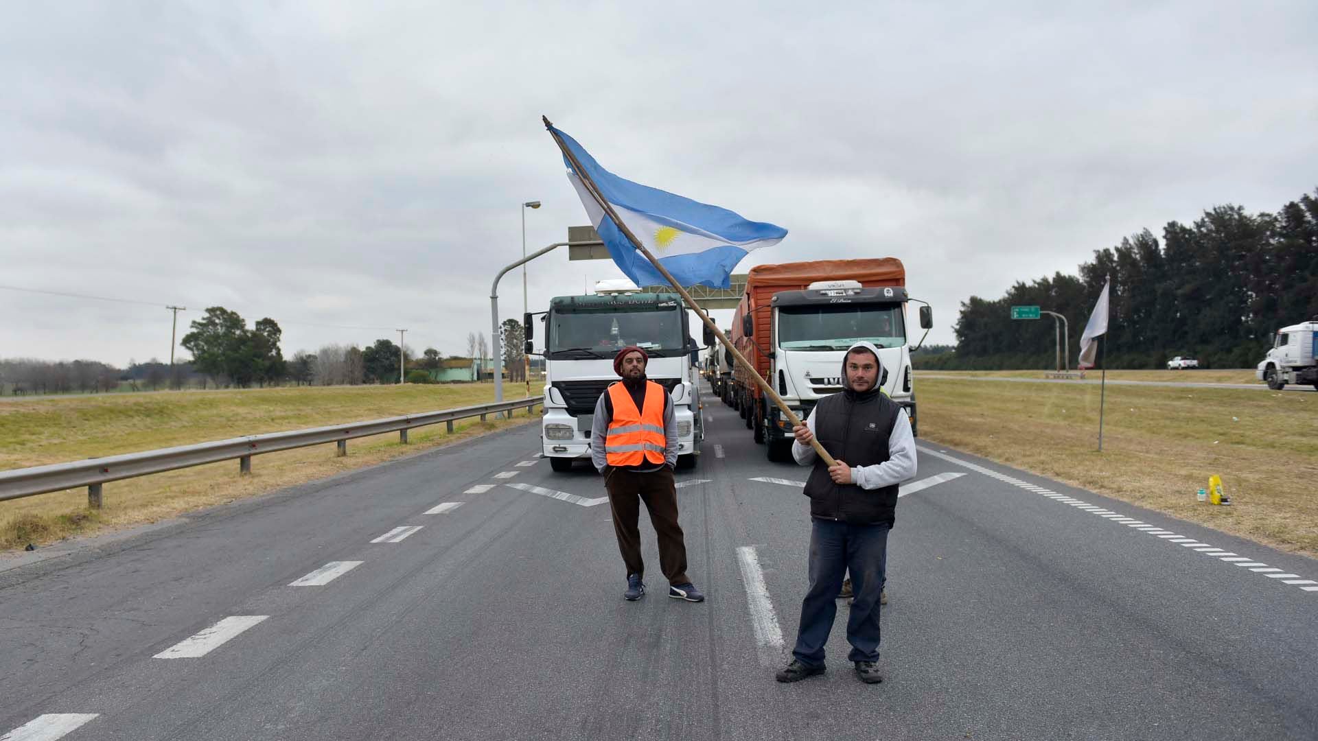 Gasoil - Piquete - camiones - camioneros - Río Tala - productores