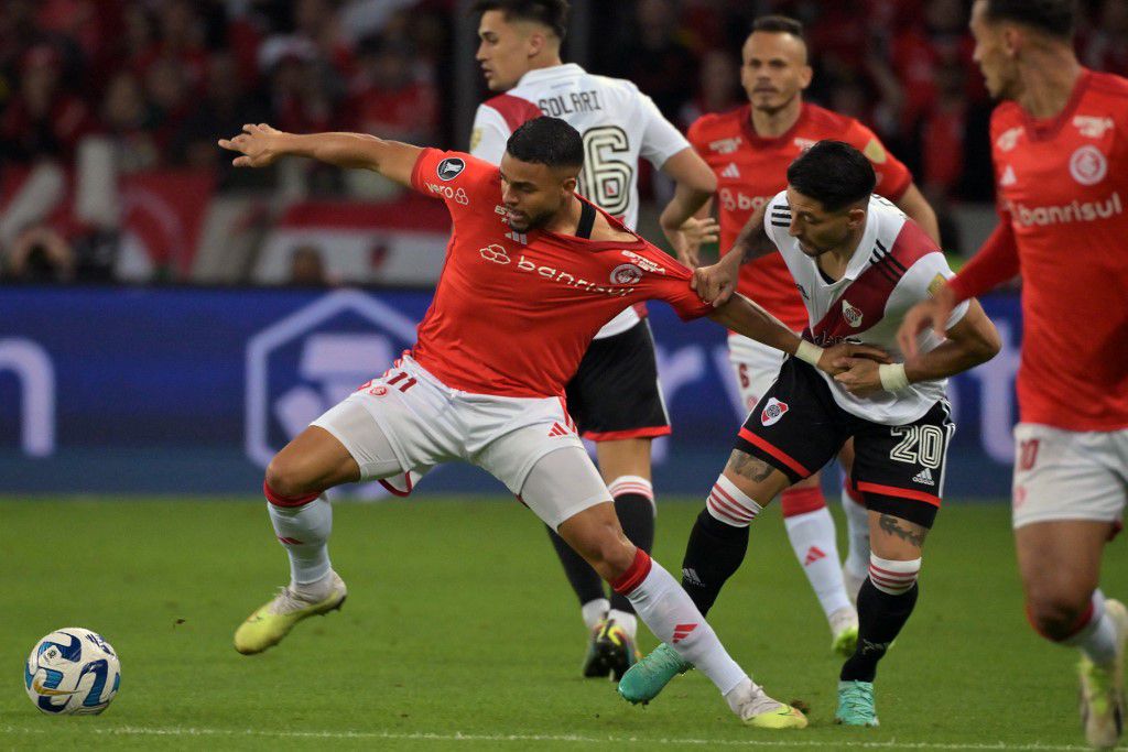 Wanderson pelea por el balón con Milton Casco (NELSON ALMEIDA / AFP)