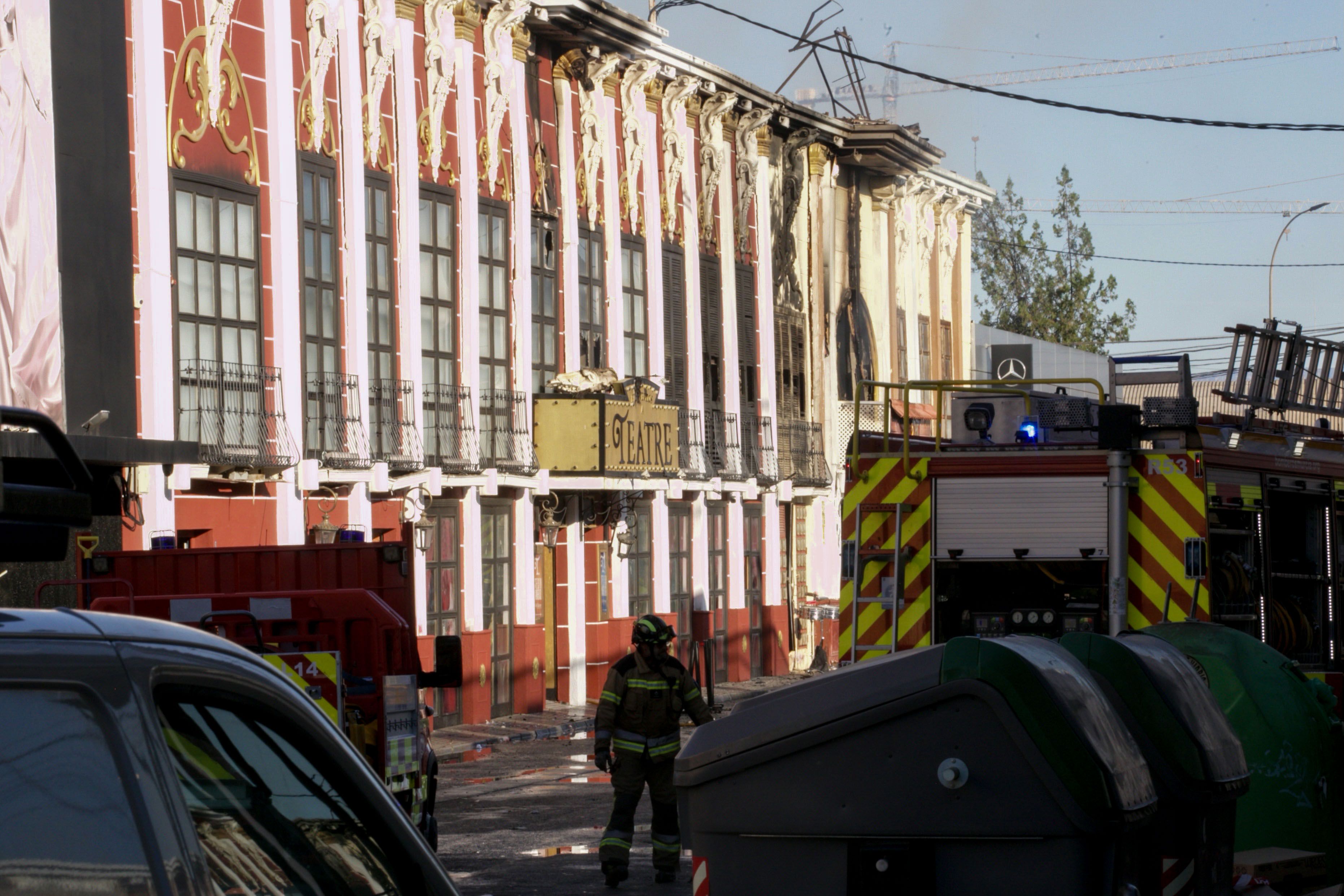Los bomberos, junto a la sala Teatre, una de las discotecas en las que se ha propagado el fuego. EFE MARCIAL GUILLÉN