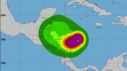 El huracán ETA subió a categoría 4 y aumenta la alerta en Colombia - Infobae
