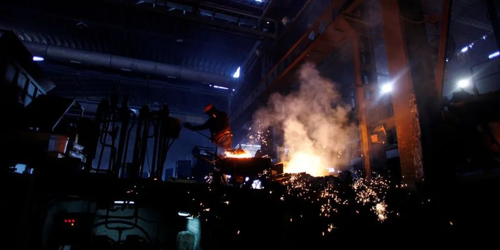 La industria metalúrgica volvió a caer en marzo y el uso de capacidad instalada está en su nivel más bajo desde la pandemia