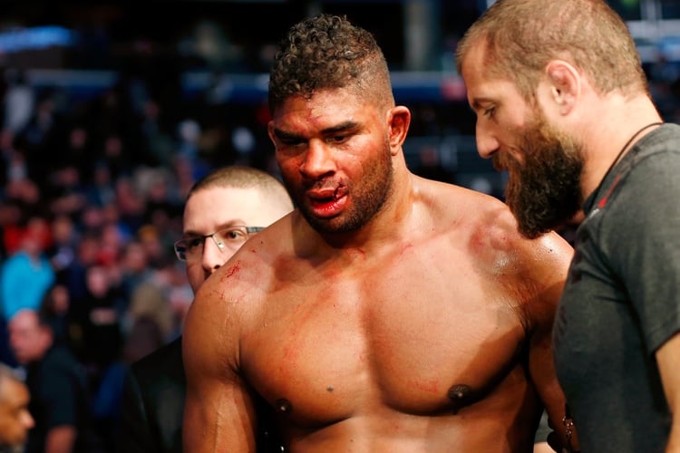 Overeem no pudo continuar (USA TODAY Sports)