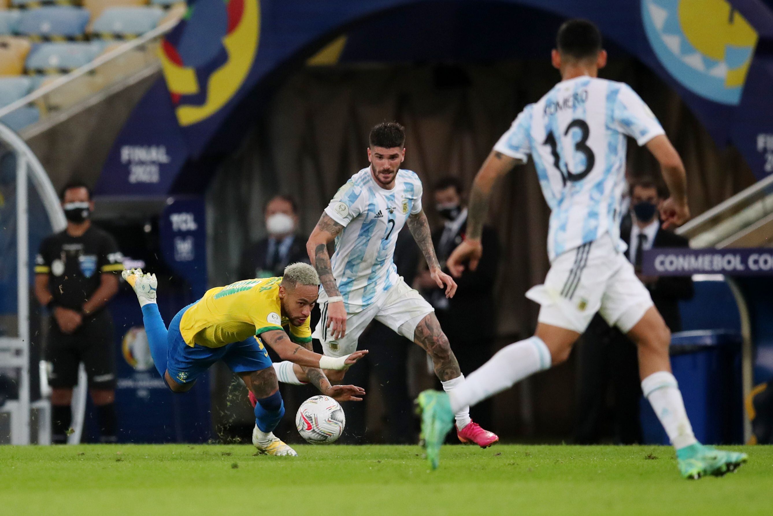 Final de la Copa América 2021. Rodrigo De Paul con Neymar y los mira Cristian Romero (REUTERS/Ricardo Moraes)