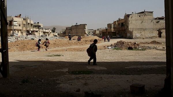 Niños sirios intentan seguir con sus vidas en Deir Hafer (Reuters)