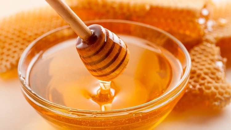 La miel es uno de los alimentos que benefician al sistema inmune (Shutterstock)