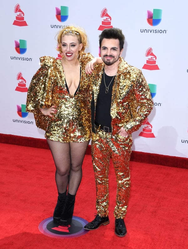 Juliana Gattas y Ale Sergi, el dúo de Miranda!, asistieron a la ceremonia con un extravagante look en negro y paillettes dorados. Ella lució un vestido con un escote prominente acompañado por unas medias de red (rotas). En cambio Sergi, un smoking a tono reemplazando la camisa por una remera básica negra. “Fueron los más logrados para buscar show” opinó  Caprarola.