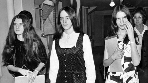 Tres seguidoras de Manson, Patricia Krenwinkel, Susan Atkins y Leslie Van Houten en 1971, durante el juicio por los asesinatos (AP)