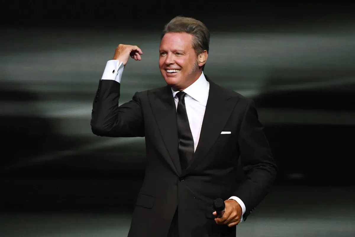 Luis Miguel lucía así antes de supuestamente someterse a la manga gástrica (Getty Images)