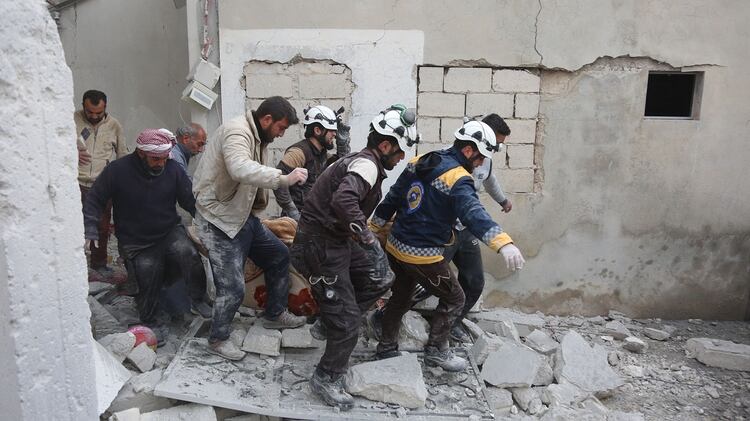 Los bombardeos son cotidianos en la provincia de Idlib (Photo by Anas AL-DYAB / AFP)