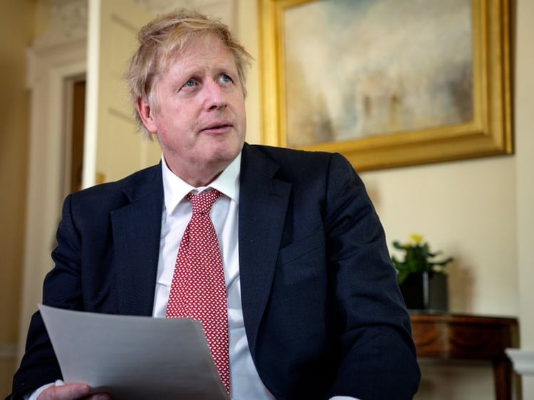 El primer ministro británico, Boris Johnson, agradece al Servicio Nacional de Salud en un mensaje de video en Twitter desde Downing Street. Posteriormente, se trasladó a la casa campestre para su recuperación