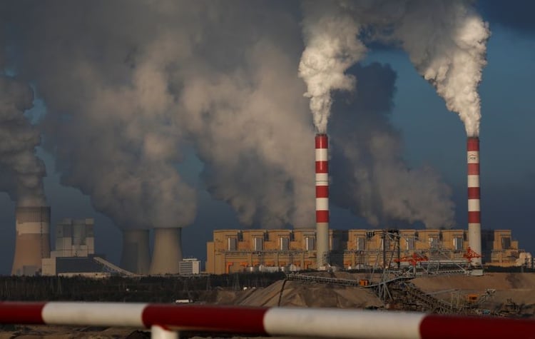 FOTO DE ARCHIVO. Nubes de humo y vapor se ven en Belchatow, Polonia, donde está la central eléctrica a carbón más grande de Europa operada por PGE Group. 28 de noviembre de 2018. REUTERS/Kacper Pempel.