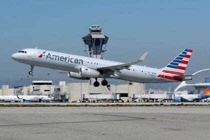 File photo of American Airlines Airbus A321-200 flying from Los Angeles International Airport on March 28, 2018.  REUTERS / Mike Blake /