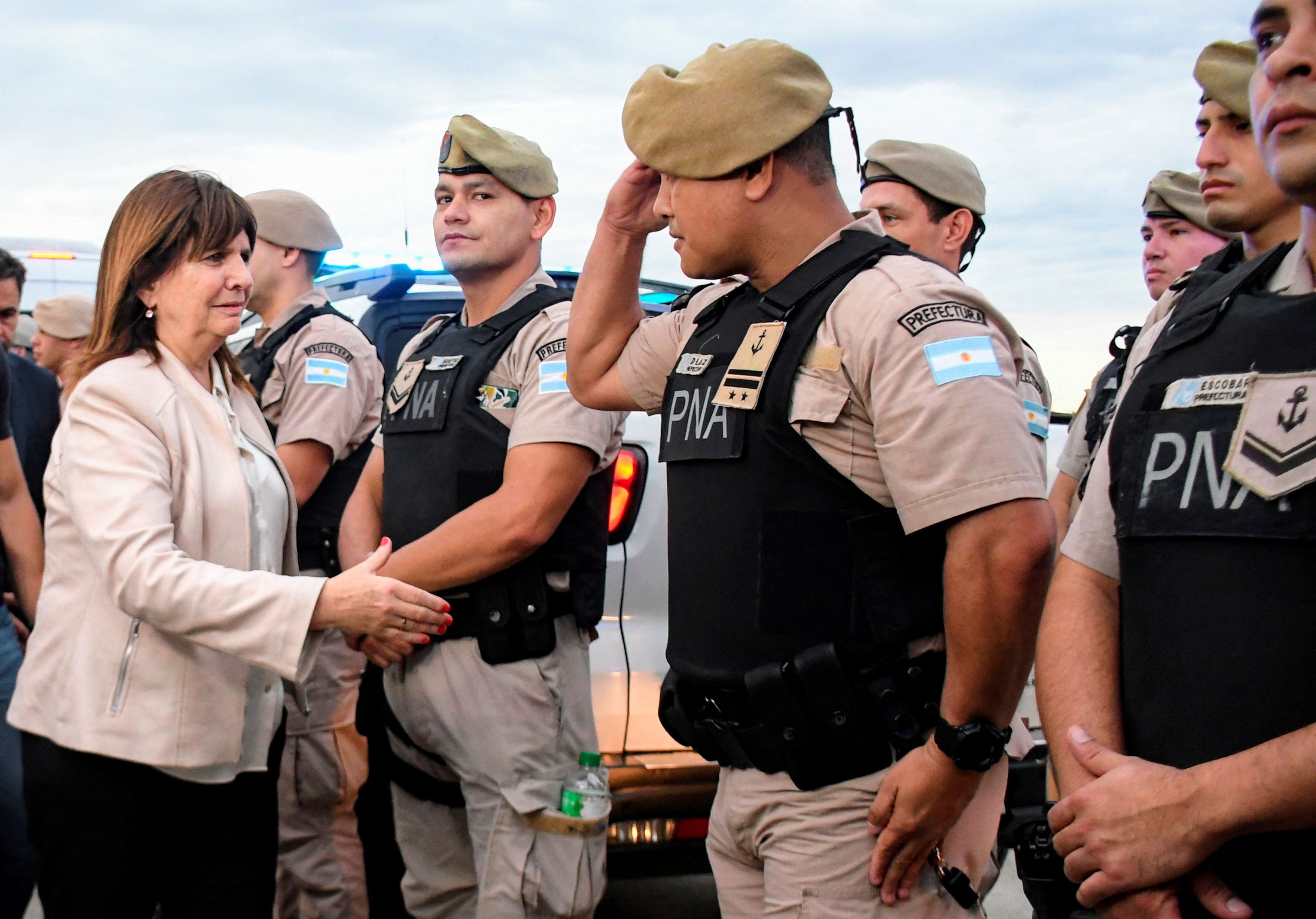 La ministra Patricia Bullrich fue a Rosario para llevar gendarmes y vehículos para enfrentar la amenaza narco 