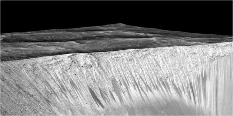 Las líneas de pendiente en el cráter Hale llaman la atención de los científicos (NASA)