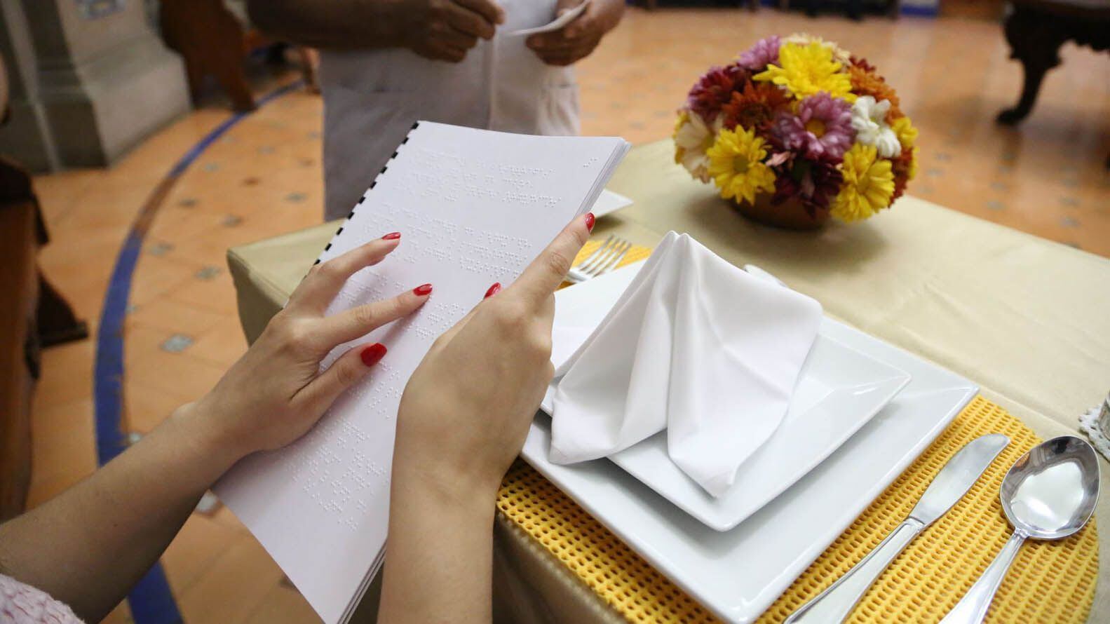 Durante varias semanas hicieron relevamientos en los restaurantes del polo gastronómico de La Plata, y solo uno tenía el menú en braille a disposición (Foto Archivo ilustrativa)
