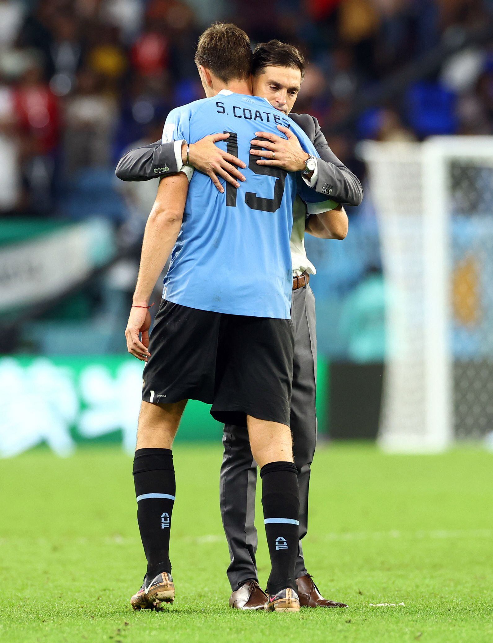 El entrenador consolando a Sebastián Coates tras la eliminación (Reuters/Bernadett Szabo)