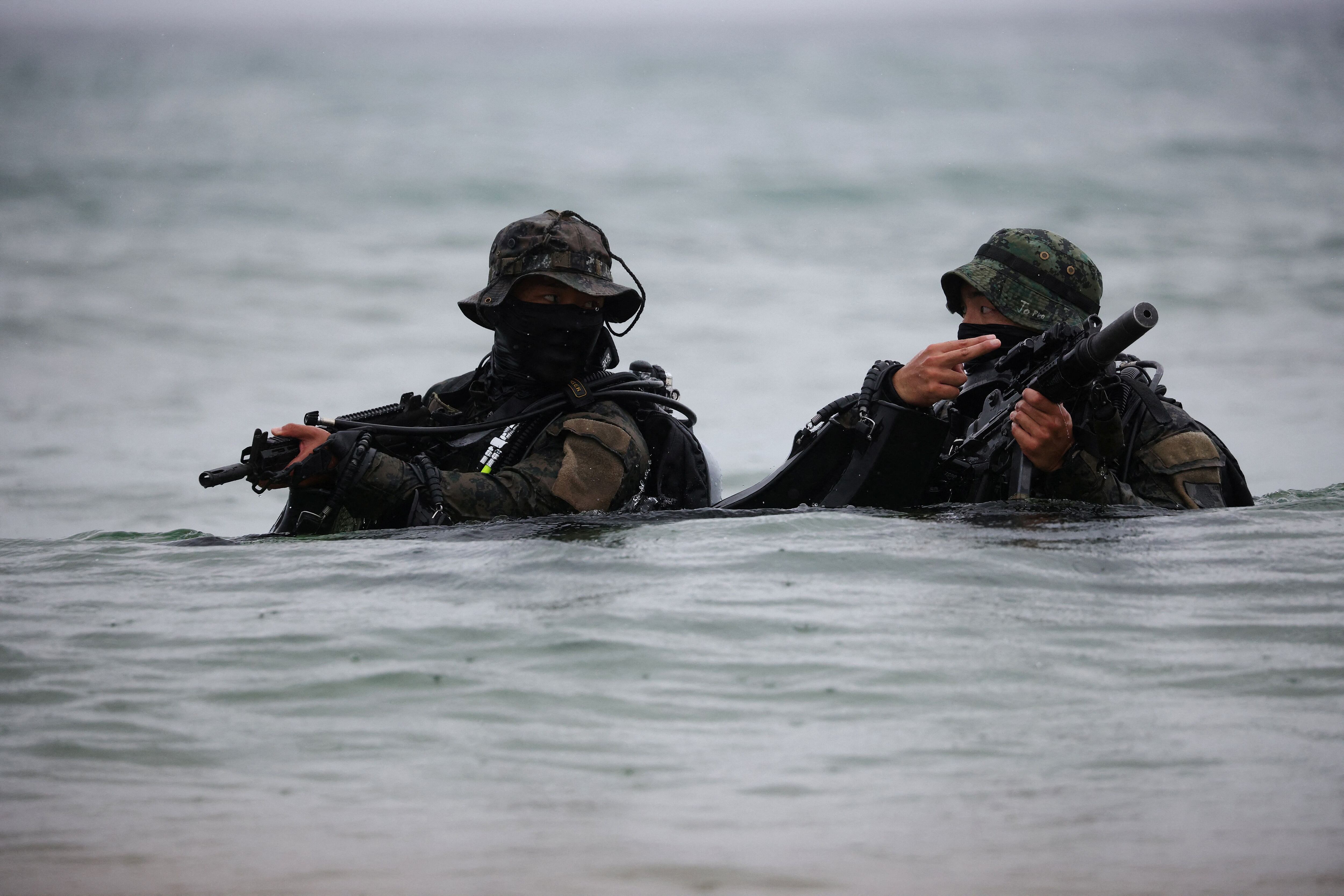 Miembros del Mando de Guerra Especial del Ejército de Corea del Sur participan en un entrenamiento conjunto de infiltración marítima con el Mando de Operaciones Especiales de Corea de Estados Unidos (REUTERS/Kim Hong-Ji)