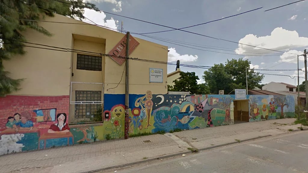 El último hecho de esta característica ocurrió en la escuela secundaria N°18 de Zárate, donde un padre le desfiguró la cara a una docente. (Street View)