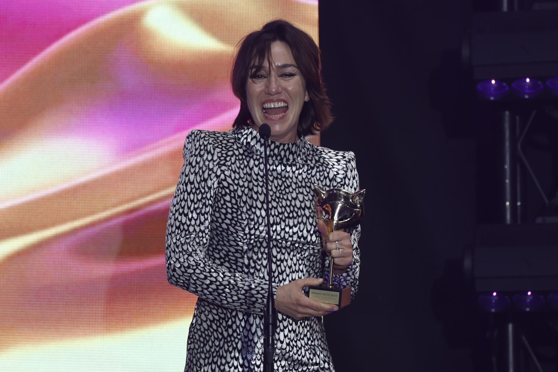 La actriz Lola Dueñas recibe el Feroz a mejor actriz de una serie por su trabajo en 'La Mesías' (EFE/Juanjo Martín)