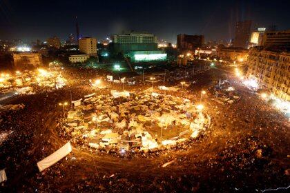 Manifestantes antigubernamentales en la Plaza Tahrir de El Cairo escuchan mientras el presidente Hosni Mubarak se dirige a la nación el 10 de febrero de 2011 (REUTERS/Amr Abdallah Dalsh)