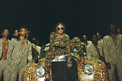 Beyonce Knowles, en el centro, en una escena de su álbum visual "Black is King". La estrella del pop obtuvo múltiples nominaciones al Grammy, convirtiéndola en la principal contendiente con nueve nominaciones (AP)