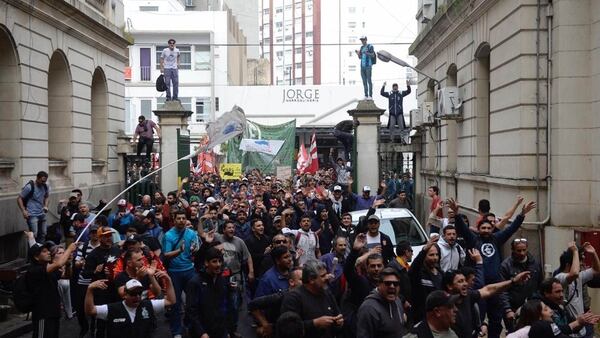 Protesta de los trabajadores del Astillero Río Santiago en el ministerio de Hacienda bonaerense.