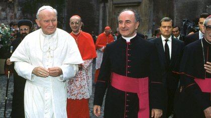 Alois, detrás del papa Juan Pablo II (de traje oscuro y corbata) como parte de su custodia personal (Shutterstock)