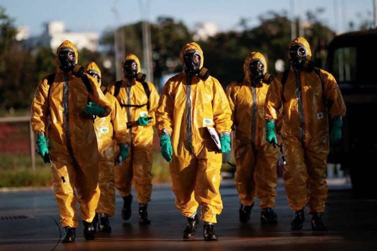 Integrantes de la Armada de Brasil llegan para desinfectar la estación central de buses en medio del brote de coronavirus, en Brasilia, Abril 9, 2020. REUTERS/Ueslei Marcelino