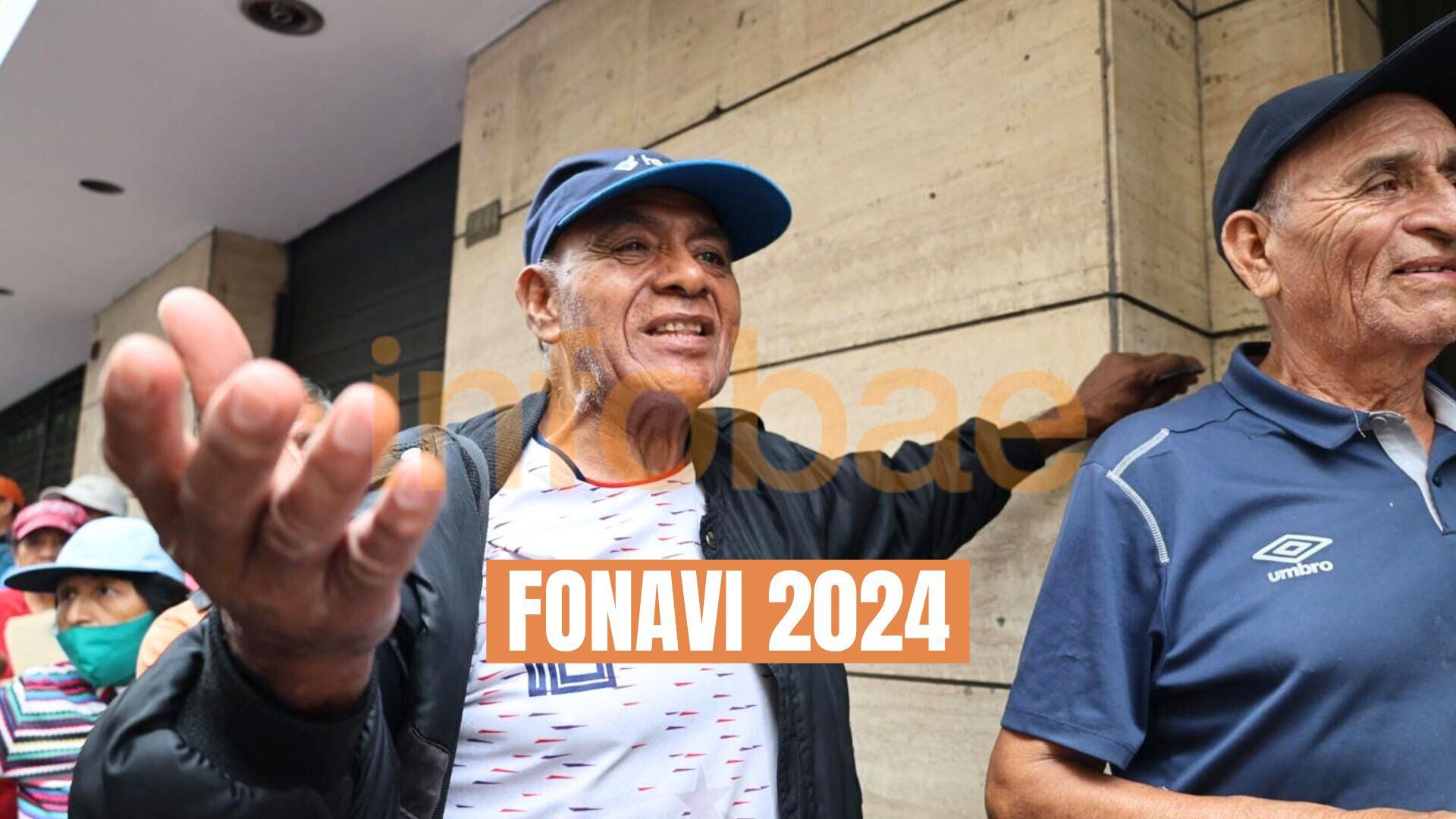 Fonavista adulto mayor esperando con la mano abierta en Centro de Lima con logo de Infobae y Fonavi 2024