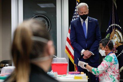 Biden supervisa la campaña de vacunación en Washington (Reuters)