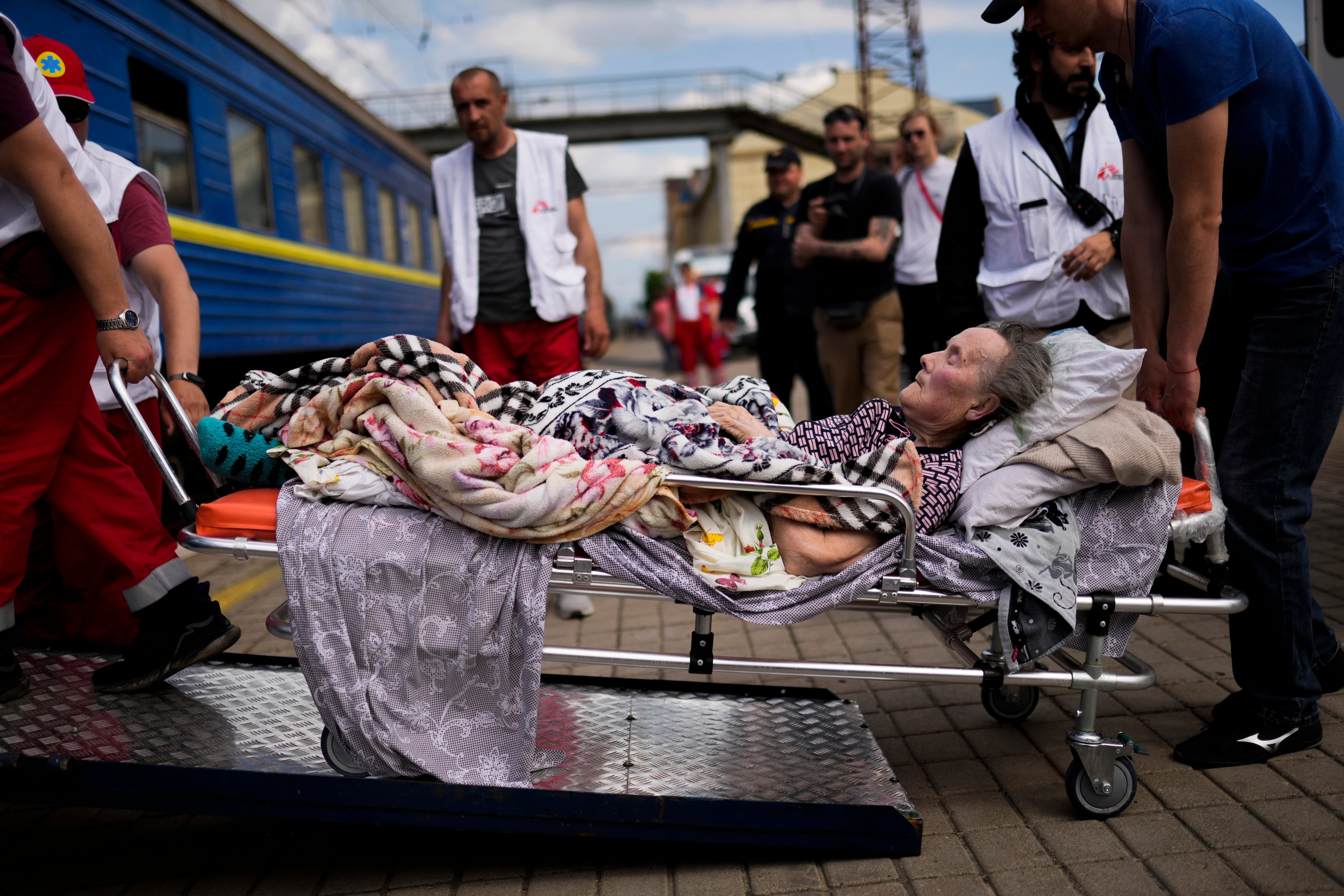 Un paciente anciano aborda un tren de evacuación médica de MSF (Médicos sin Fronteras) en la estación de tren de Pokrovsk, en el este de Ucrania, el domingo 29 de mayo de 2022.