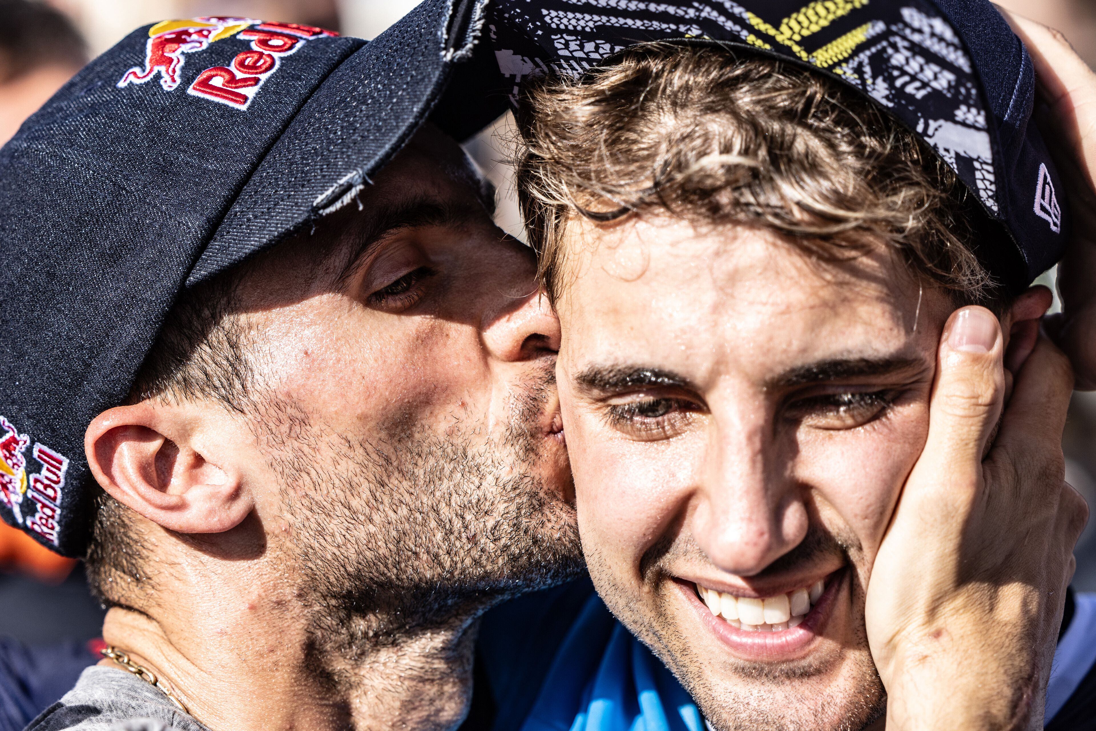 Kevin y su hermano Luciano Benavides, flamante campeón mundial de Rally Raid (Kin Marcin / Red Bull Content Pool)