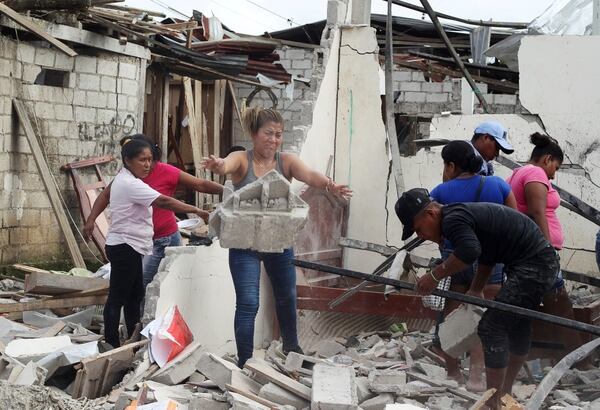 Familias remueven los escombros tras la explosión (Reuters)