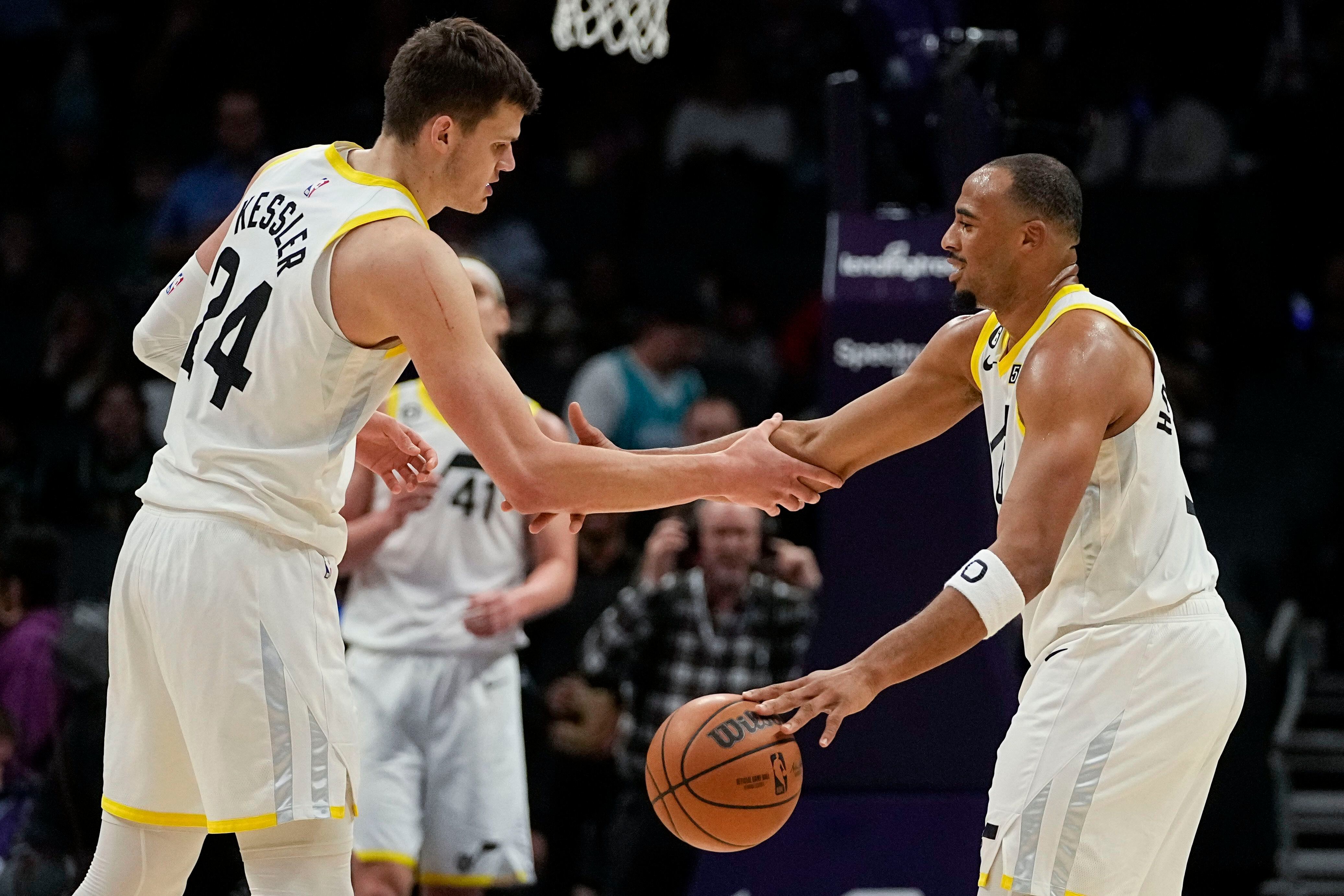 Talen Horton-Tucker (derecha) y Walker Kessler, del Jazz de Utah, festejan el triunfo sobre los Hornets de Nueva Orleáns, el sábado 11 de marzo de 2023 (AP Foto/Chris Carlson)