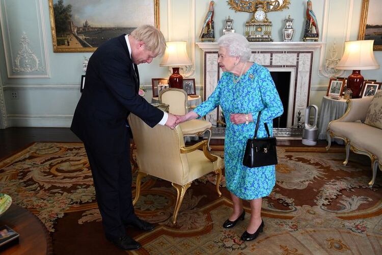La reina Isabel II de Inglaterra durante una audiencia con el primer ministro Boris Johnson el 24 de julio de 2019 (Victoria Jones/Pool via REUTERS)