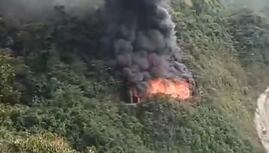 El volcamiento de un camión cisterna causó el incendio en inmediaciones al túnel de Quebrada Blanca - crédito Cuerpo de Bomberos de Cundinamarca