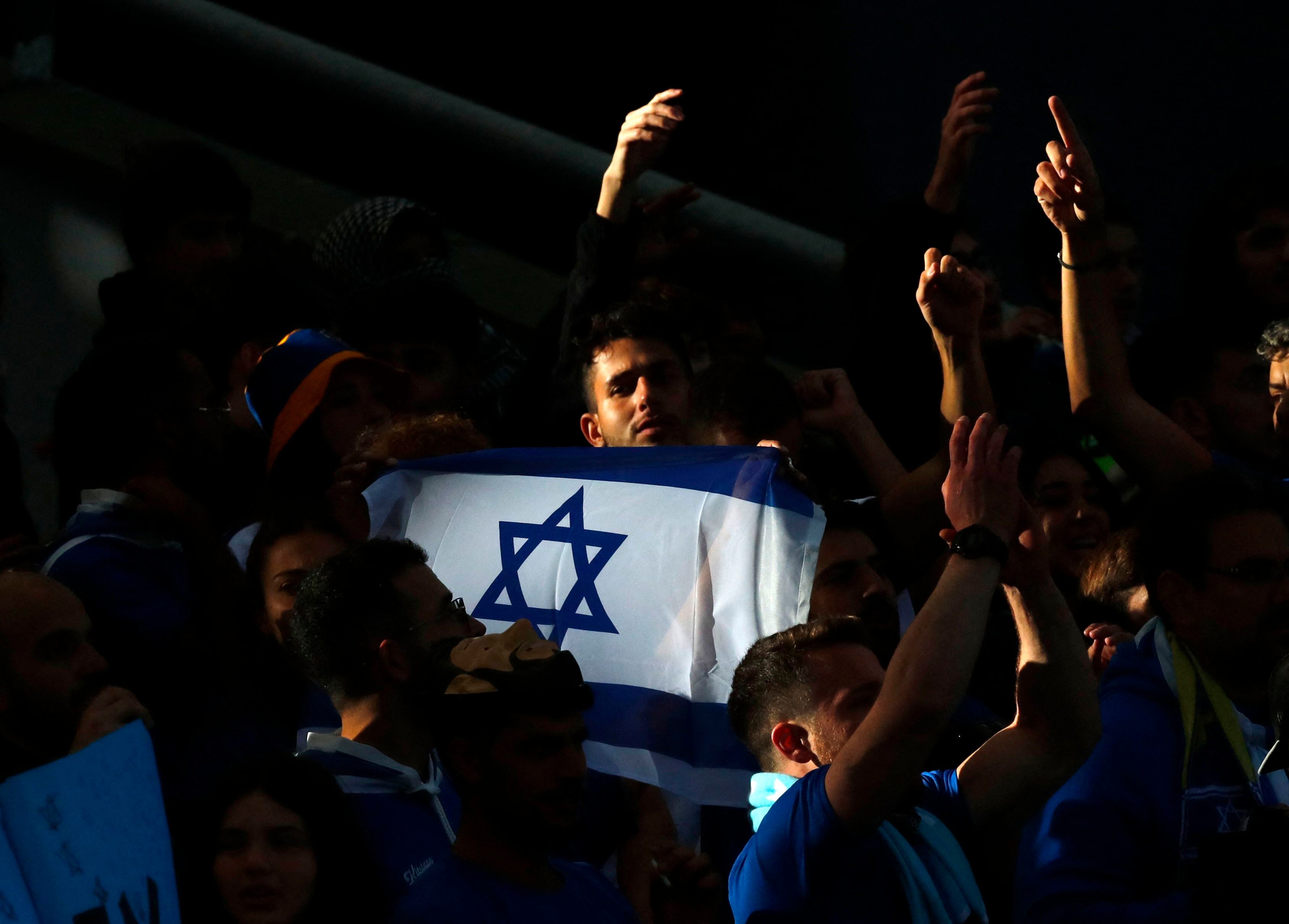 La afición de Israel se quedó celebrando con los futbolistas durante varios minutos (REUTERS/Agustin Marcarian)