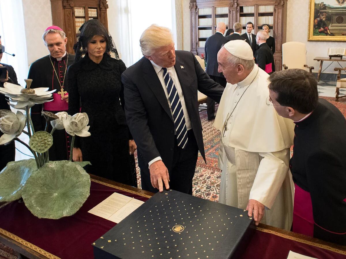 Qué regalos intercambiaron Donald Trump y el papa Francisco en el Vaticano  - Infobae