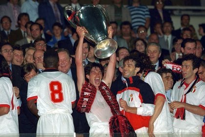Los festejos del AC Milan al ganarle 4-0 al Barcelonala final de Europa en 1992 (Reuters)