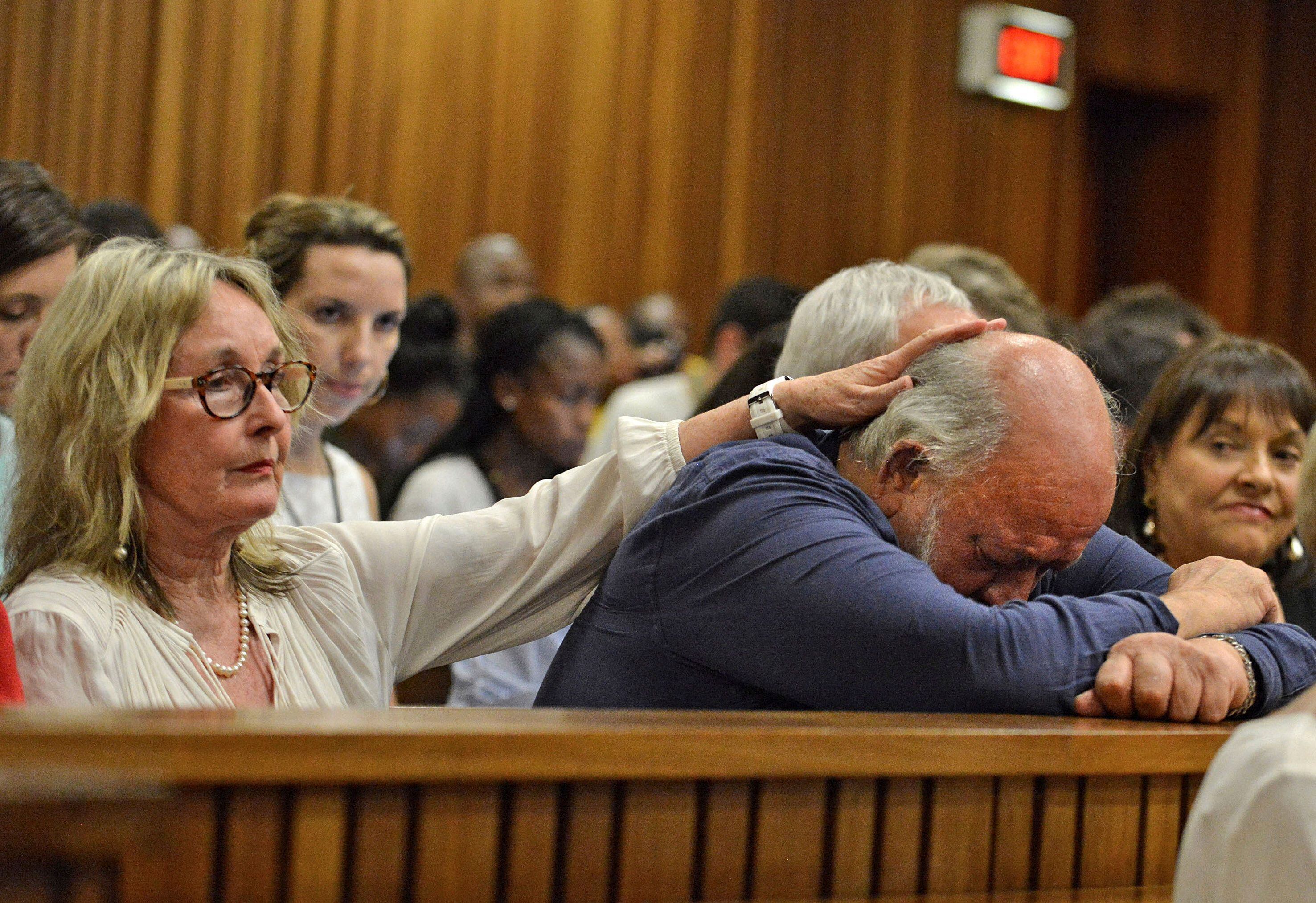 June Steenkamp junto a Barry, padre de Reeva Steenkamp, quien murió en septiembre de este año (Reuters)