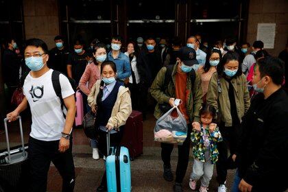 People arrive at Beijing Railway Station after an eight-day National Day holiday following the outbreak of the coronavirus disease (COVID-19) in Beijing, China, October 9, 2020 REUTERS/Thomas Peter