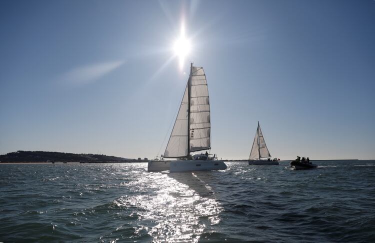 El yate La Vagabonde, con Greta Thunberg a bordo, se acerca al puerto de Santo Amaro en Lisboa (Reuters/ Rafael Marchante)