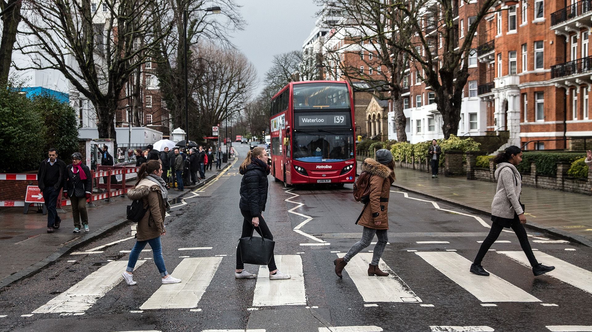 Los turistas buscan recrear la icónica foto de los Beatles en Abbey Road (Photo by Carl Court/Getty Images)