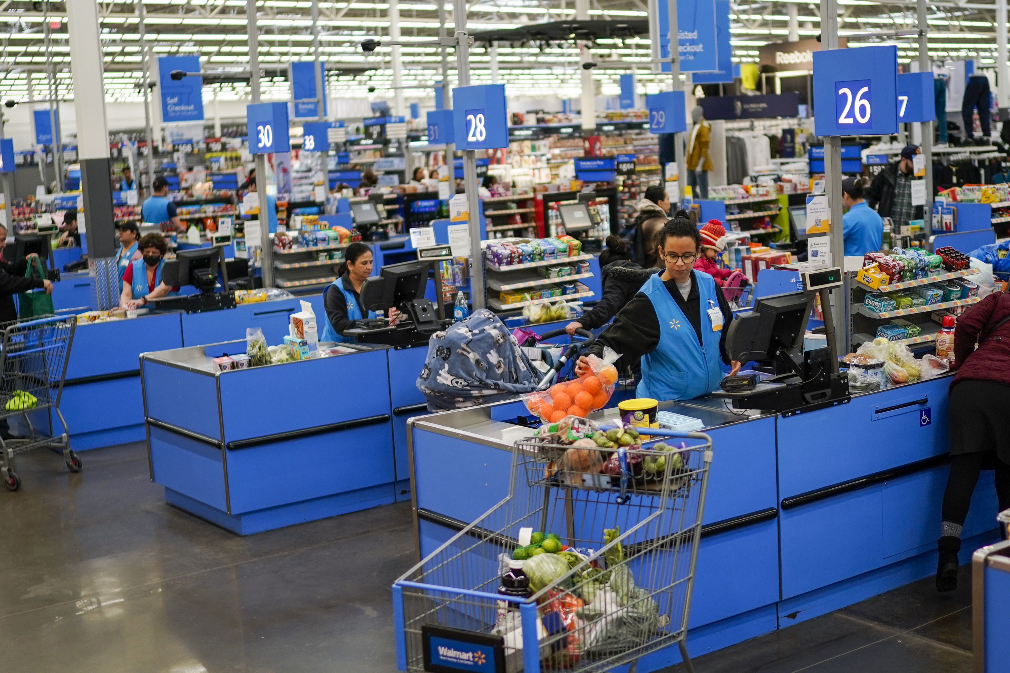 Cajeros procesan compras en un Walmart Supercenter en North Bergen, N.J (AP Photo/Eduardo Munoz Alvarez)