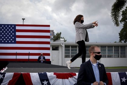 Kamala Harris luciendo unas de sus zapatillas preferidas en un rally de Palm Beach State College, en West Palm Beach, Florida, el 31 de octubre REUTERS/Marco Bello